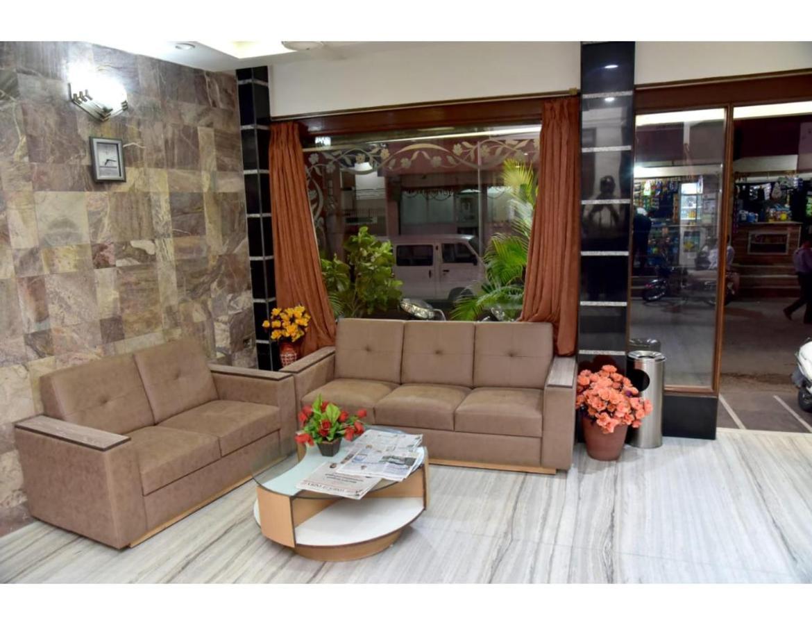 Hotel Dwarka, Nagpur Bagian luar foto